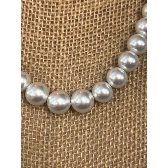 Vintage Express Glass Faux Pearl Necklace Graduated Size Silver Tone Classic 17. - Picture 2 of 5